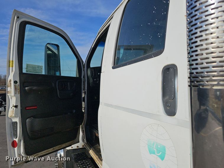 image for item DQ8528 2003 GMC C7500  flatbed truck