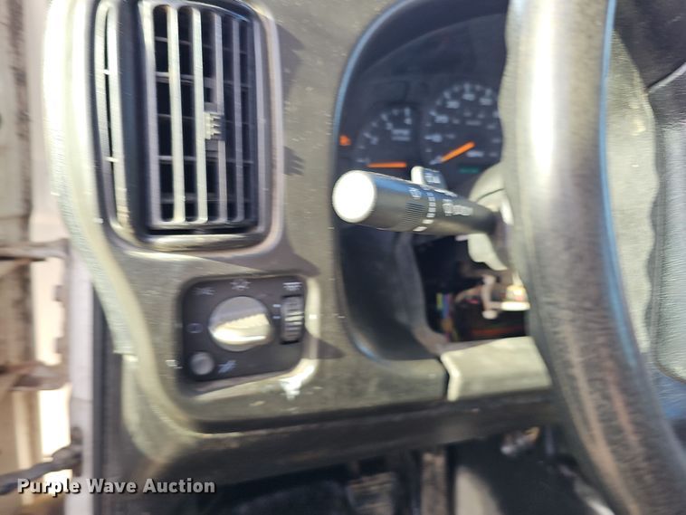 image for item DQ8528 2003 GMC C7500  flatbed truck