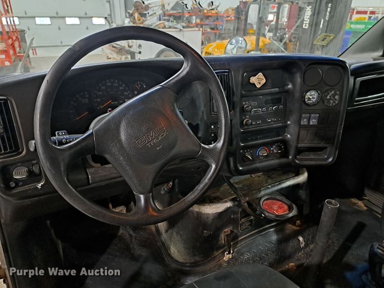 image for item DQ8528 2003 GMC C7500  flatbed truck