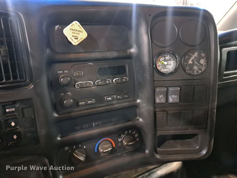 image for item DQ8528 2003 GMC C7500  flatbed truck