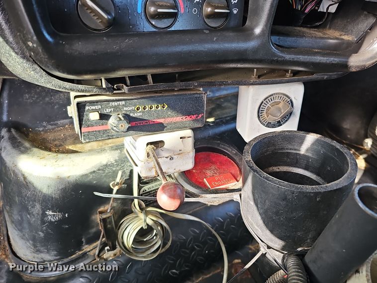 image for item DQ8528 2003 GMC C7500  flatbed truck