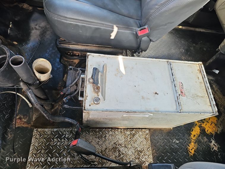 image for item DQ8528 2003 GMC C7500  flatbed truck