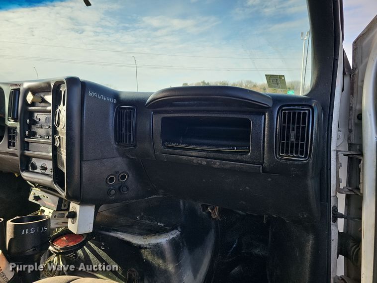 image for item DQ8528 2003 GMC C7500  flatbed truck