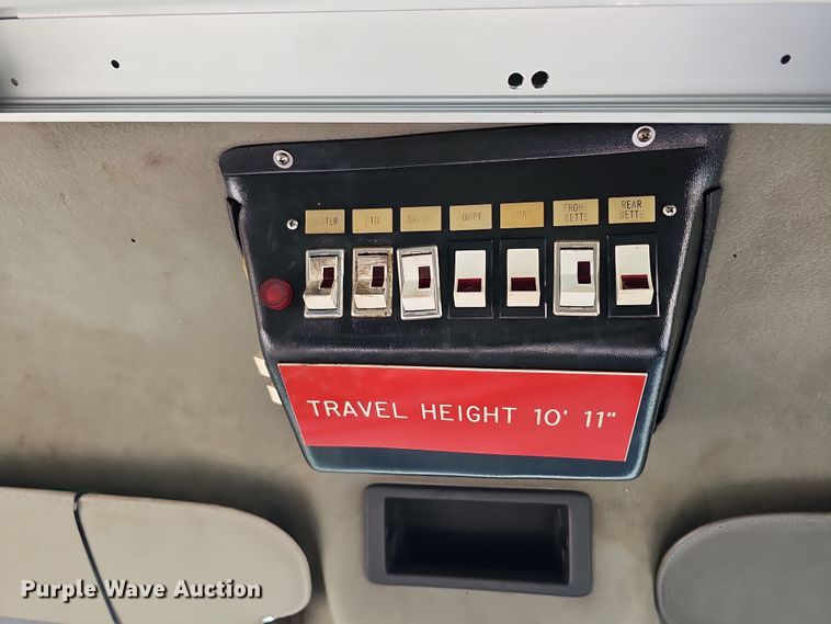 image for item DQ8528 2003 GMC C7500  flatbed truck