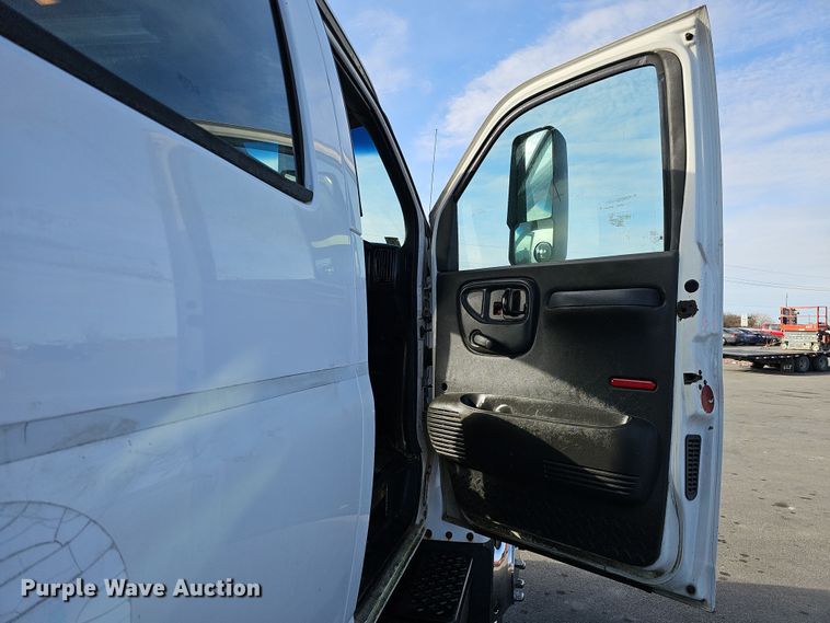 image for item DQ8528 2003 GMC C7500  flatbed truck