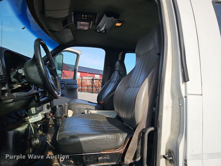 image for item DQ8528 2003 GMC C7500  flatbed truck