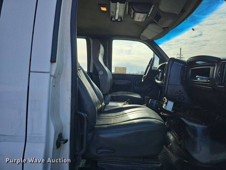 image for item DQ8528 2003 GMC C7500  flatbed truck