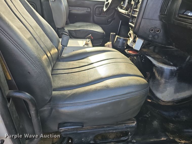 image for item DQ8528 2003 GMC C7500  flatbed truck