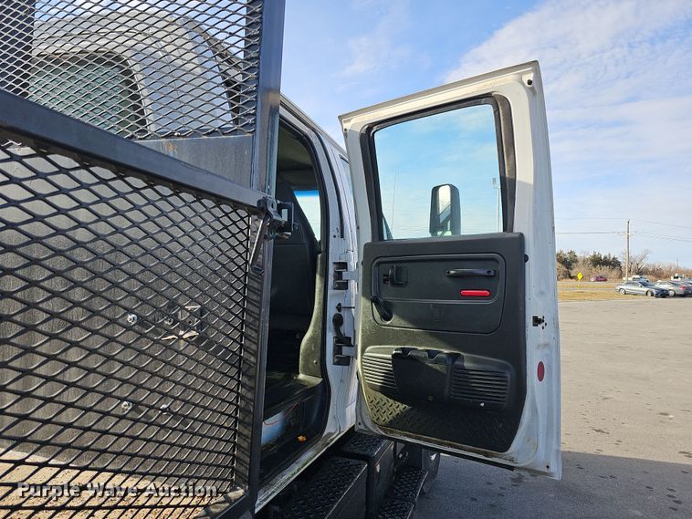 image for item DQ8528 2003 GMC C7500  flatbed truck