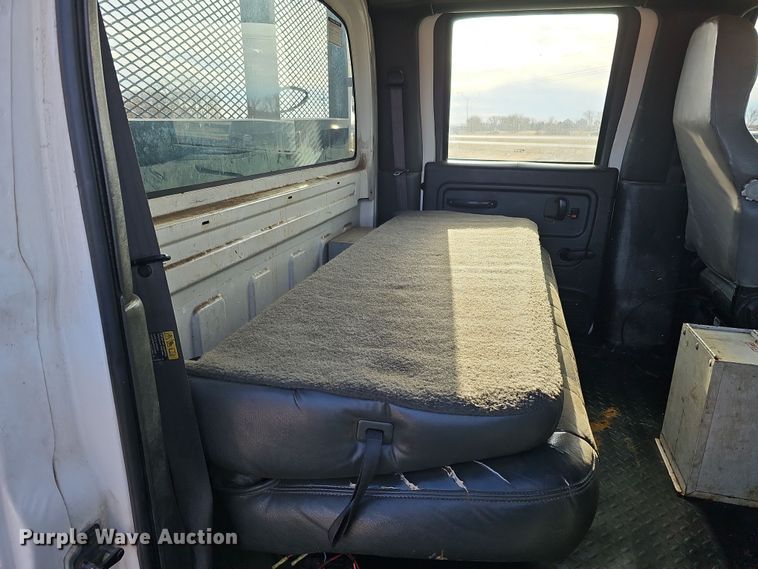 image for item DQ8528 2003 GMC C7500  flatbed truck