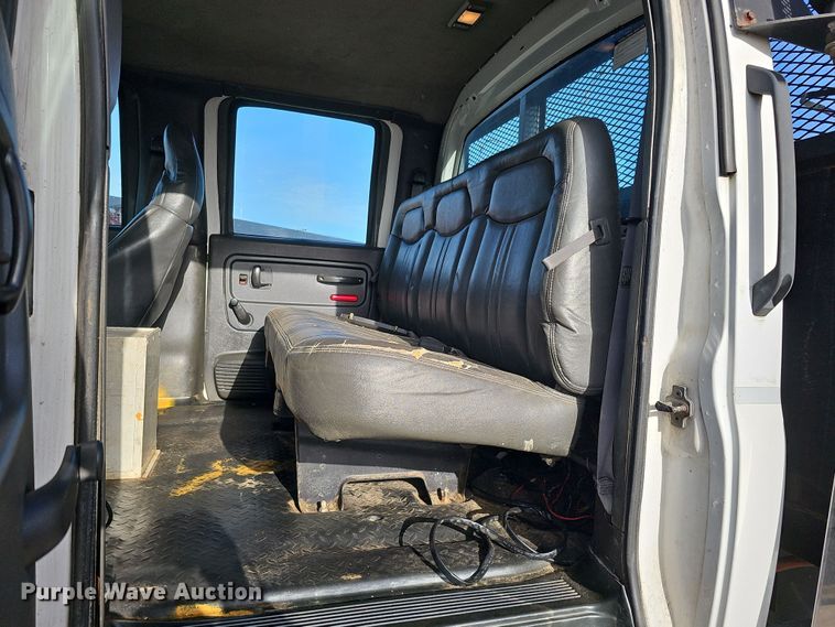 image for item DQ8528 2003 GMC C7500  flatbed truck