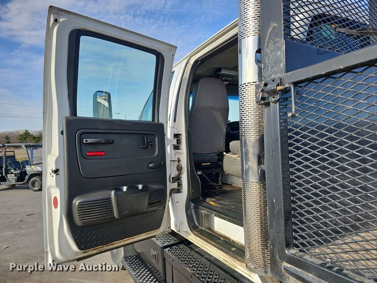 image for item DQ8528 2003 GMC C7500  flatbed truck