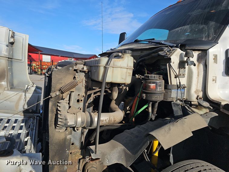 image for item DQ8528 2003 GMC C7500  flatbed truck