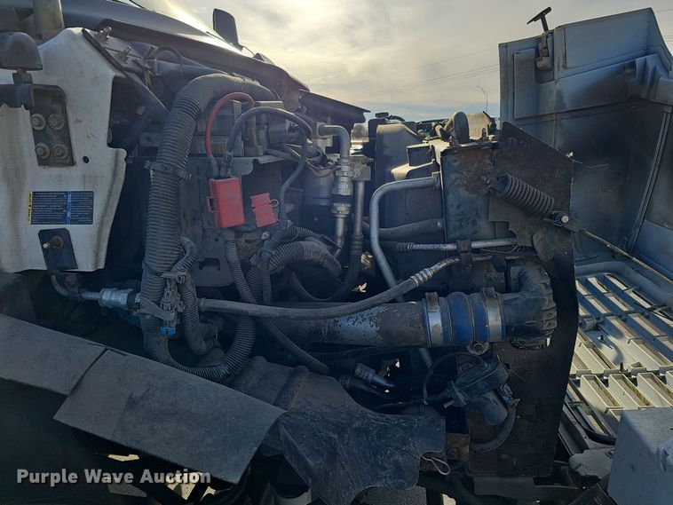 image for item DQ8528 2003 GMC C7500  flatbed truck