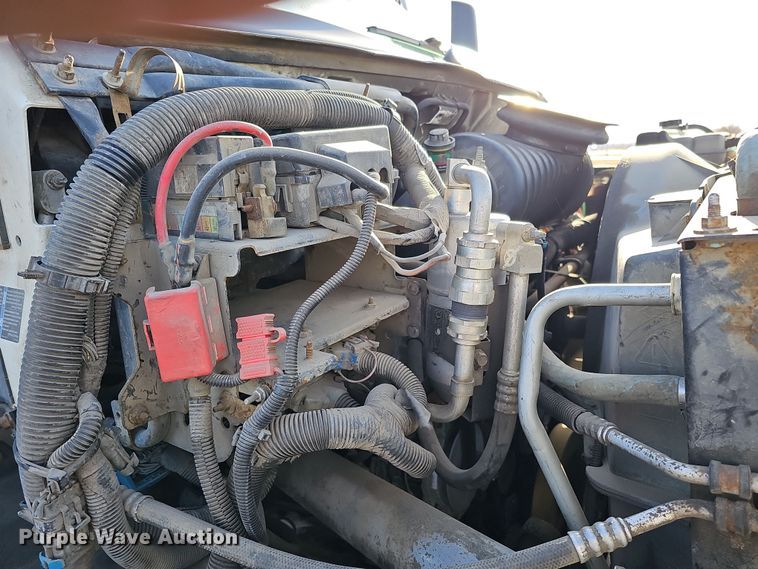 image for item DQ8528 2003 GMC C7500  flatbed truck