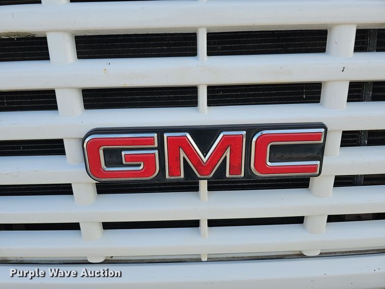 image for item DQ8528 2003 GMC C7500  flatbed truck