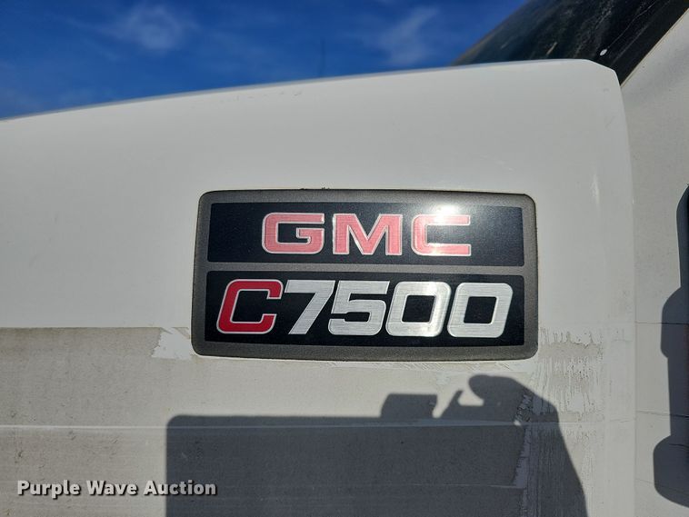 image for item DQ8528 2003 GMC C7500  flatbed truck