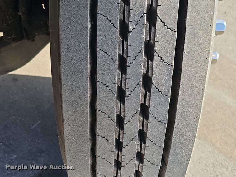 image for item DQ8528 2003 GMC C7500  flatbed truck