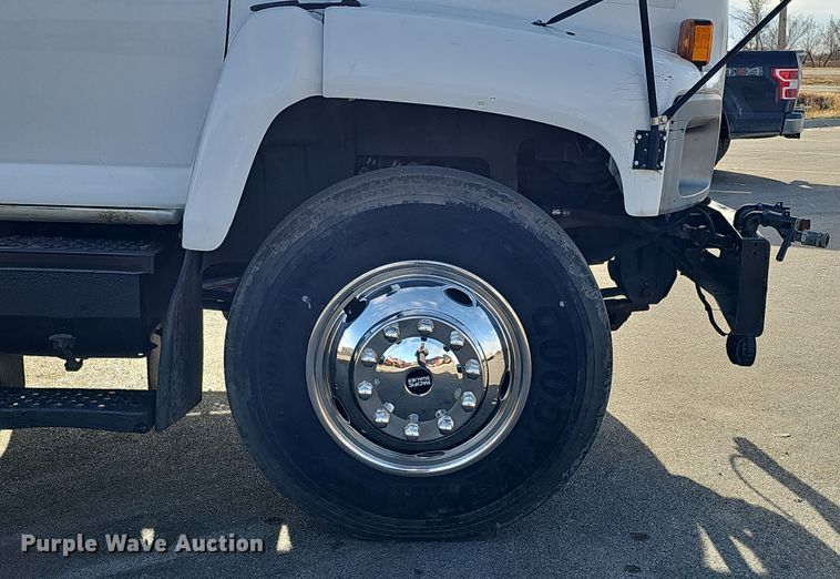 image for item DQ8528 2003 GMC C7500  flatbed truck