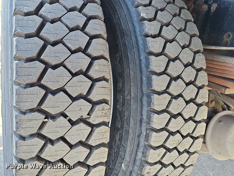 image for item DQ8528 2003 GMC C7500  flatbed truck