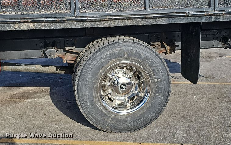 image for item DQ8528 2003 GMC C7500  flatbed truck