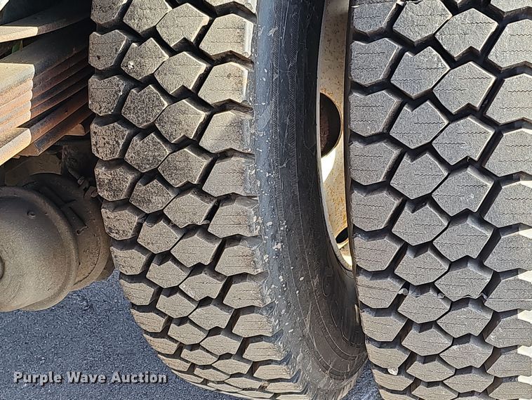 image for item DQ8528 2003 GMC C7500  flatbed truck