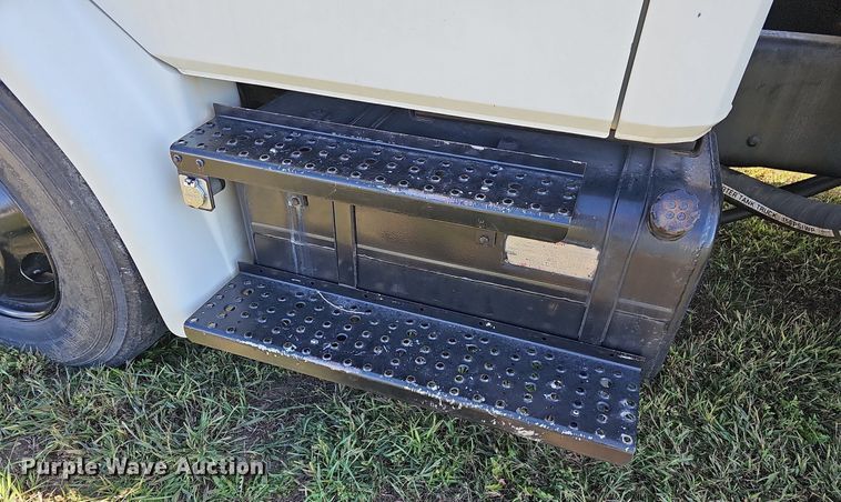 image for item DR5789 1998 Freightliner FL70  crane truck