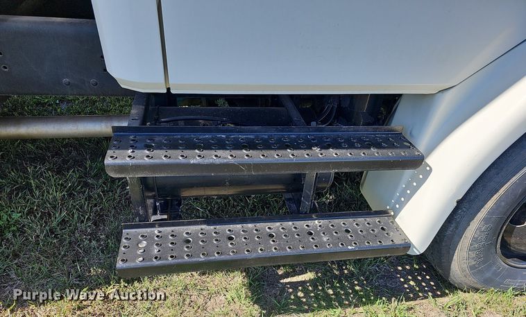 image for item DR5789 1998 Freightliner FL70  crane truck