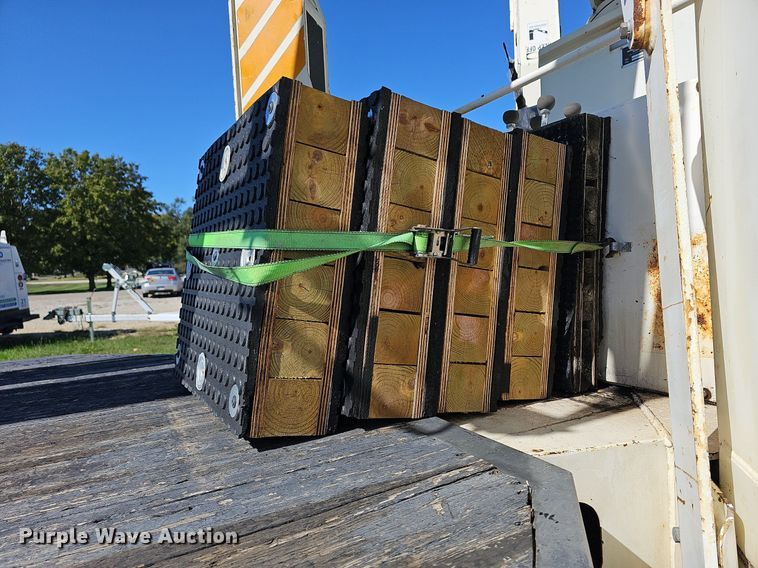 image for item DR5789 1998 Freightliner FL70  crane truck