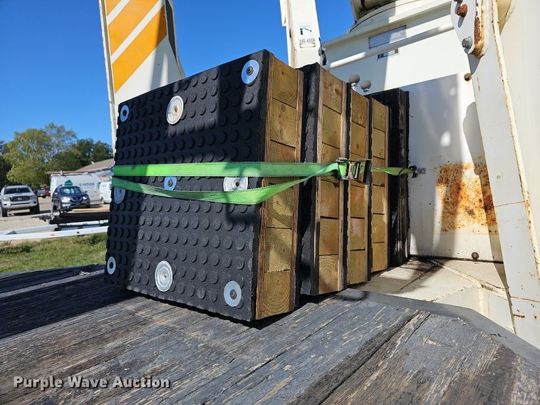 image for item DR5789 1998 Freightliner FL70  crane truck