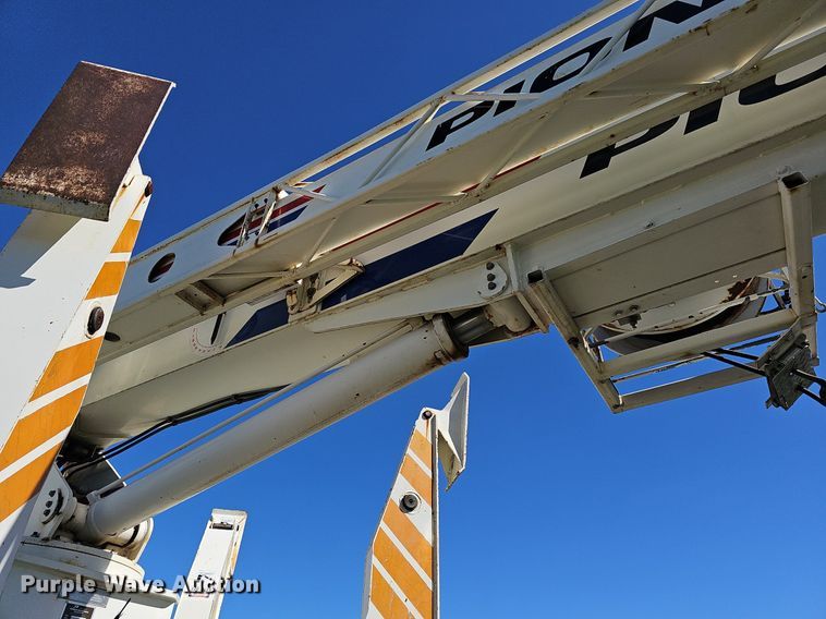 image for item DR5789 1998 Freightliner FL70  crane truck