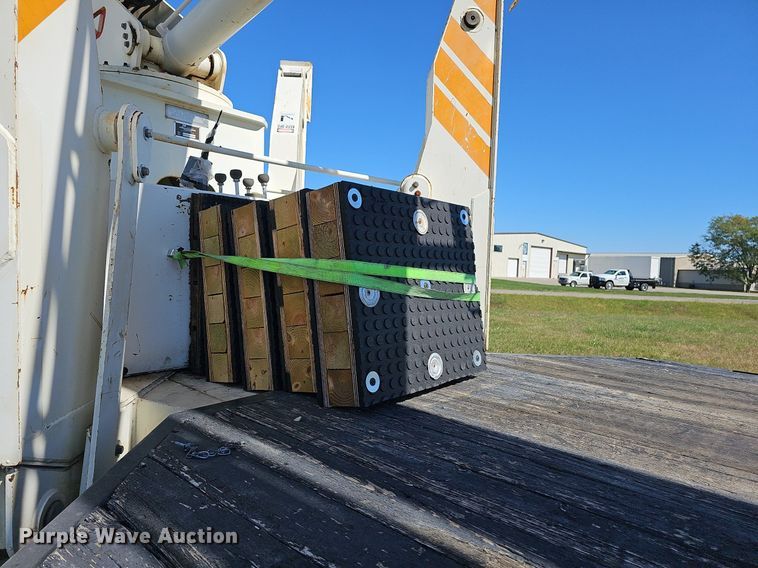 image for item DR5789 1998 Freightliner FL70  crane truck