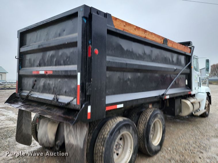 image for item DR7785 2005 Freightliner Century Class CST120  dump truck