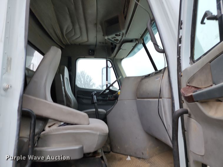 image for item DR7785 2005 Freightliner Century Class CST120  dump truck