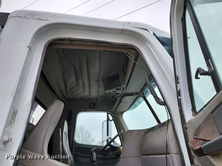 image for item DR7785 2005 Freightliner Century Class CST120  dump truck