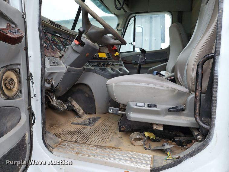 image for item DR7785 2005 Freightliner Century Class CST120  dump truck