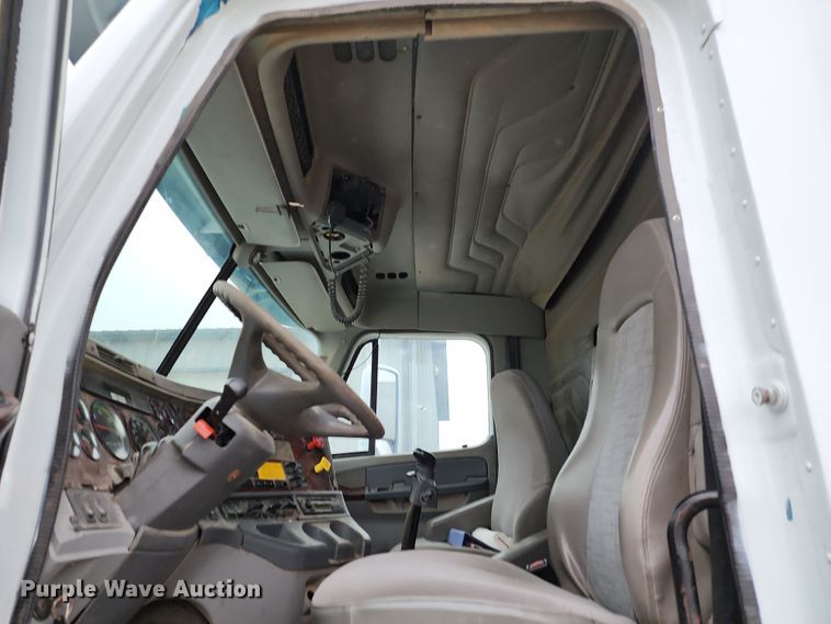 image for item DR7785 2005 Freightliner Century Class CST120  dump truck