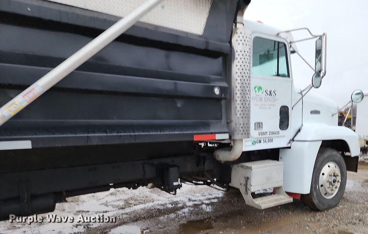 image for item DR7787 1990 Freightliner FLD120  dump truck