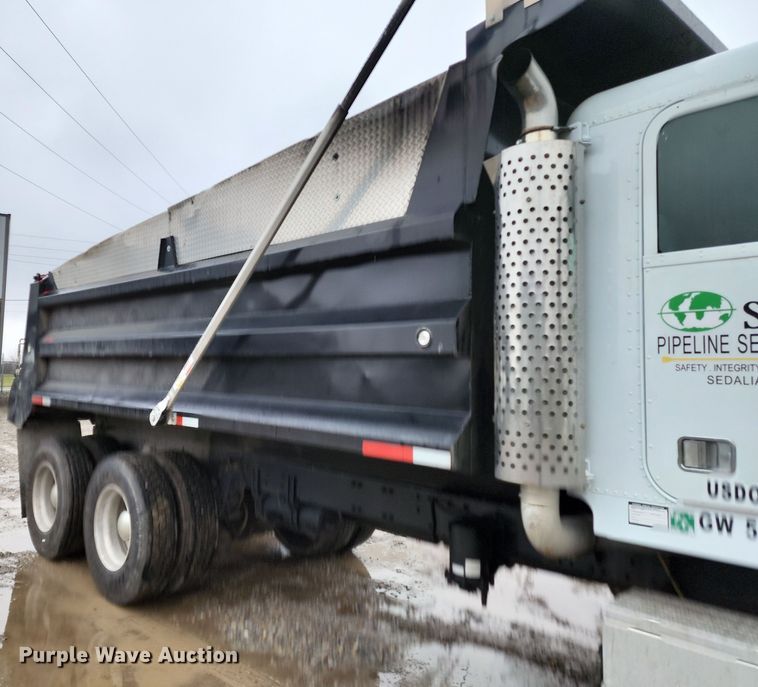 image for item DR7787 1990 Freightliner FLD120  dump truck