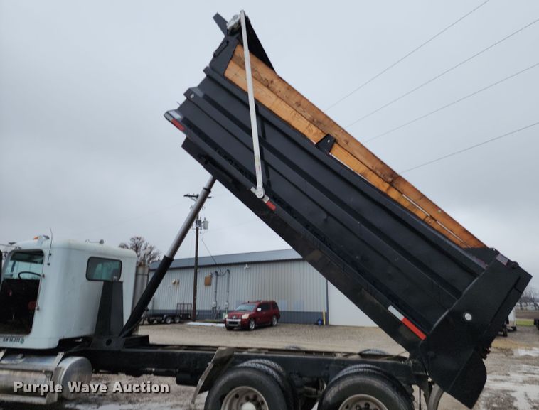 image for item DR7787 1990 Freightliner FLD120  dump truck