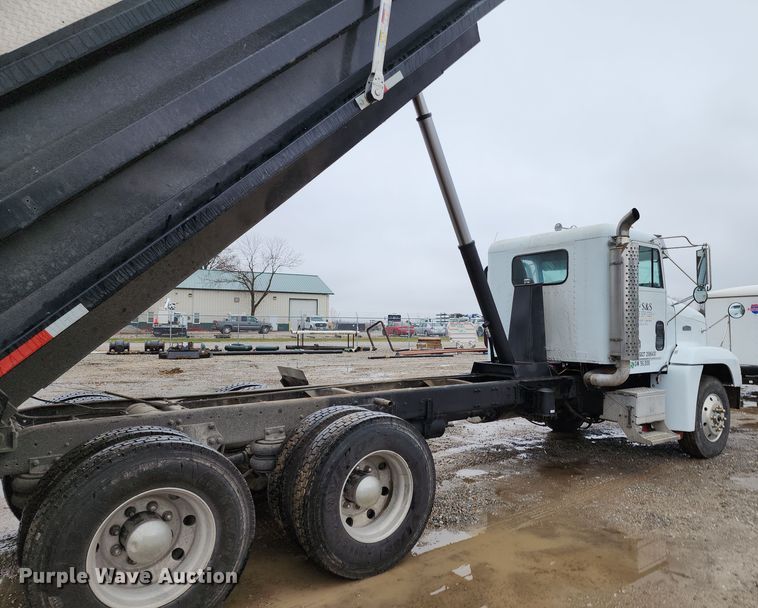 image for item DR7787 1990 Freightliner FLD120  dump truck