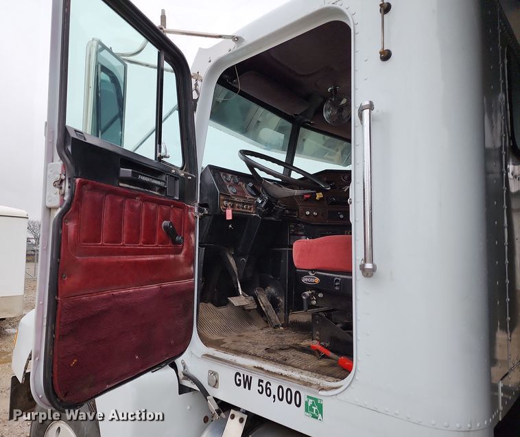 image for item DR7787 1990 Freightliner FLD120  dump truck