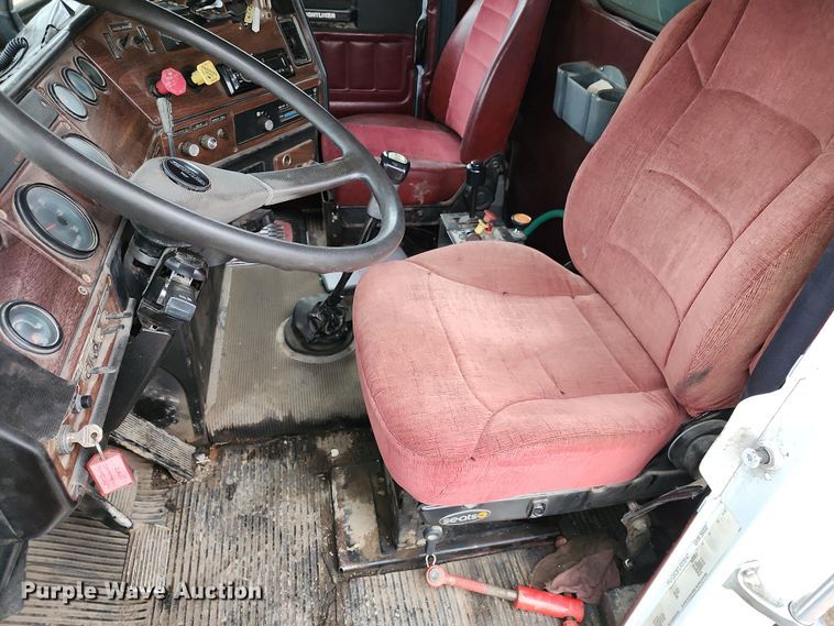 image for item DR7787 1990 Freightliner FLD120  dump truck