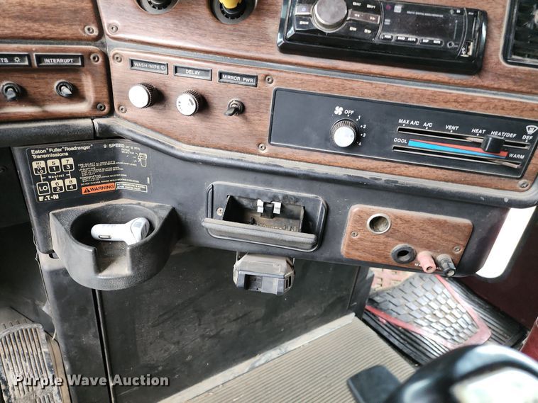 image for item DR7787 1990 Freightliner FLD120  dump truck