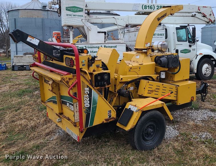 image for item DR7800 2013 Vermeer BC1200XL  wood chipper