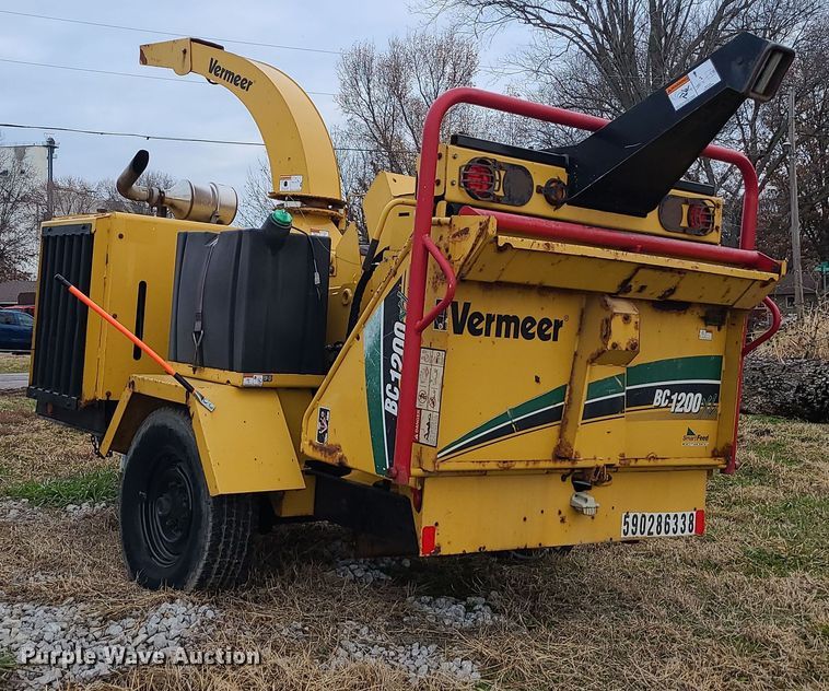 image for item DR7800 2013 Vermeer BC1200XL  wood chipper