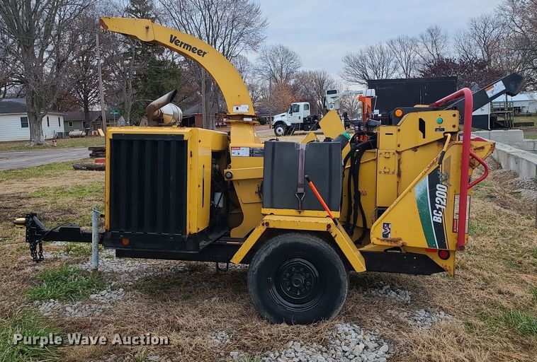 image for item DR7800 2013 Vermeer BC1200XL  wood chipper