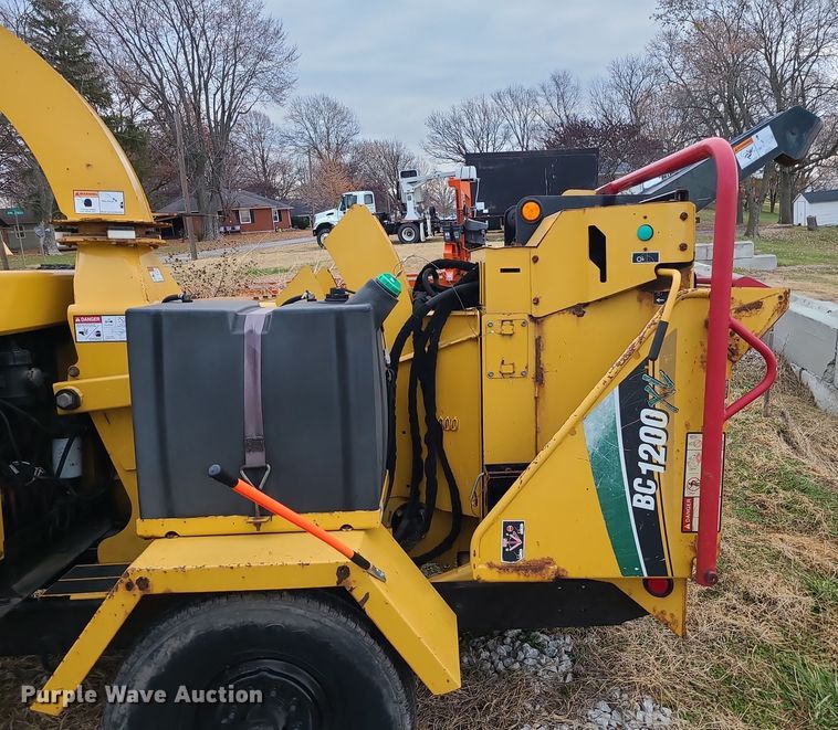 image for item DR7800 2013 Vermeer BC1200XL  wood chipper