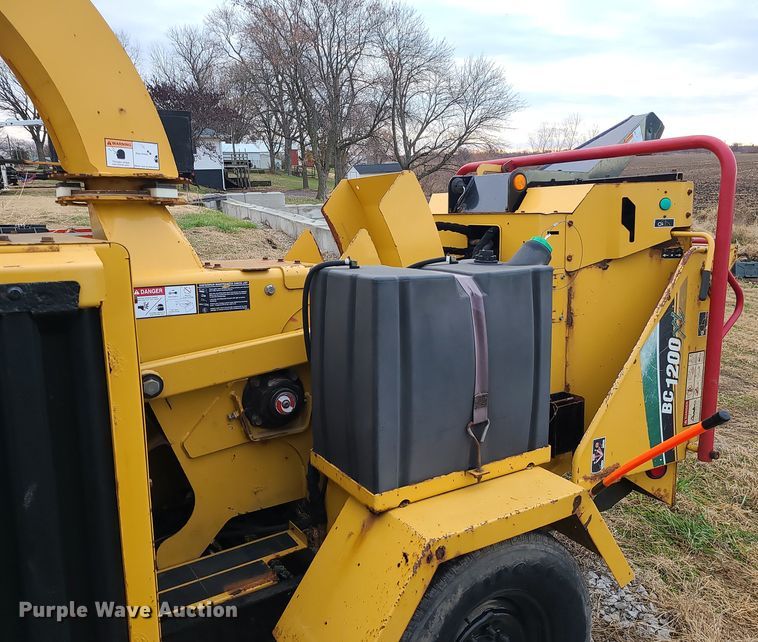 image for item DR7800 2013 Vermeer BC1200XL  wood chipper