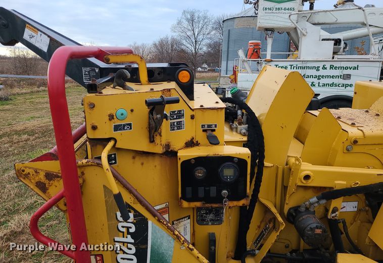 image for item DR7800 2013 Vermeer BC1200XL  wood chipper